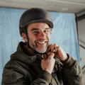 Man probeert de Fidlock magnetische sluiting van zijn Swivvle fietshelm
