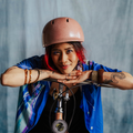 Jonge hippe vrouw met design fietshelm voor vrouwen in roze reflecterend