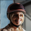 Vrouw met een bruine fietshelm met een donker vizier dat magnetisch op de helm is aangebracht