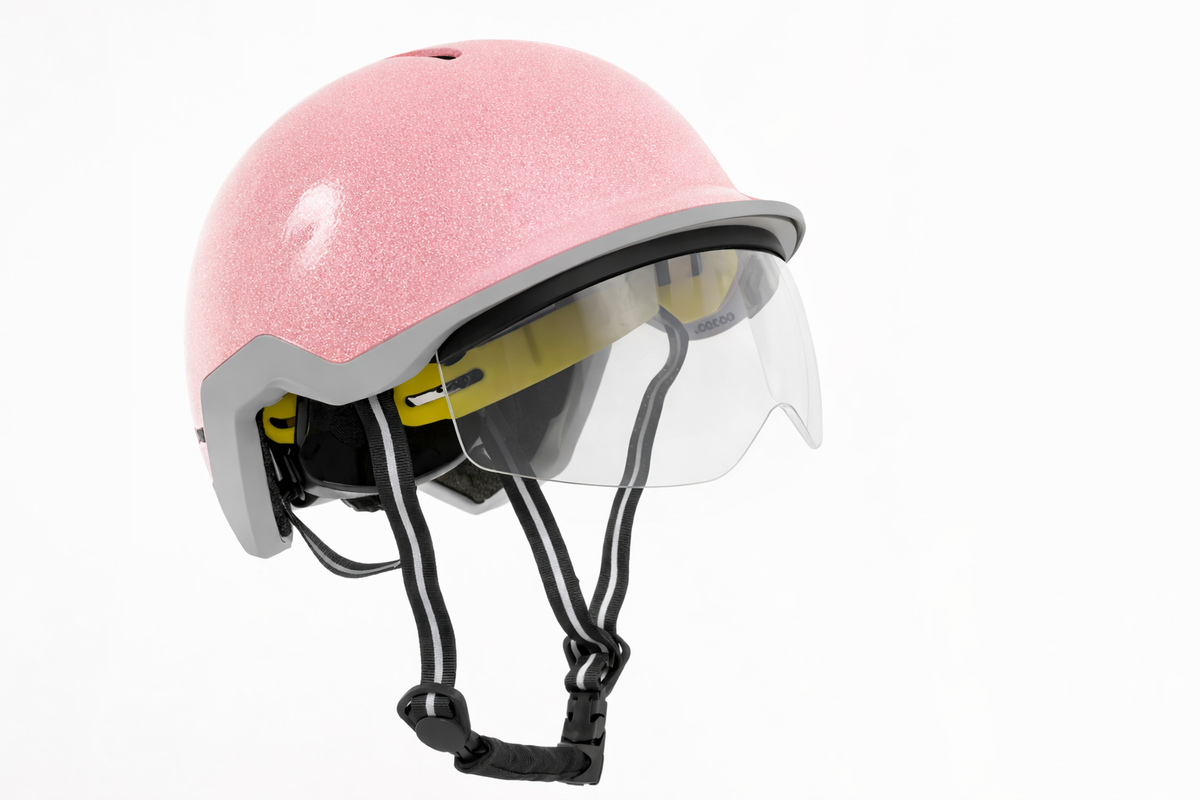Een fietshelm voor modieuze dames - in roze - met helder vizier - geschikt voor speed pedelec