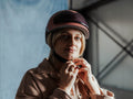 Roze fietshelm voor dames voorzien van een zonneklep die magnetisch kan bevestigd worden