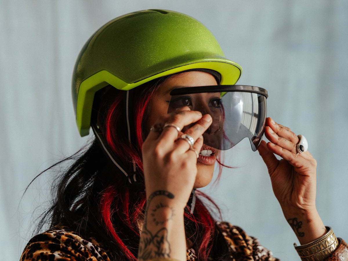 Een vizier voor speed pedelecs is geen overbodige luxe. Deze vrouw bevestigt het vizier via de magneten in de fietshelm