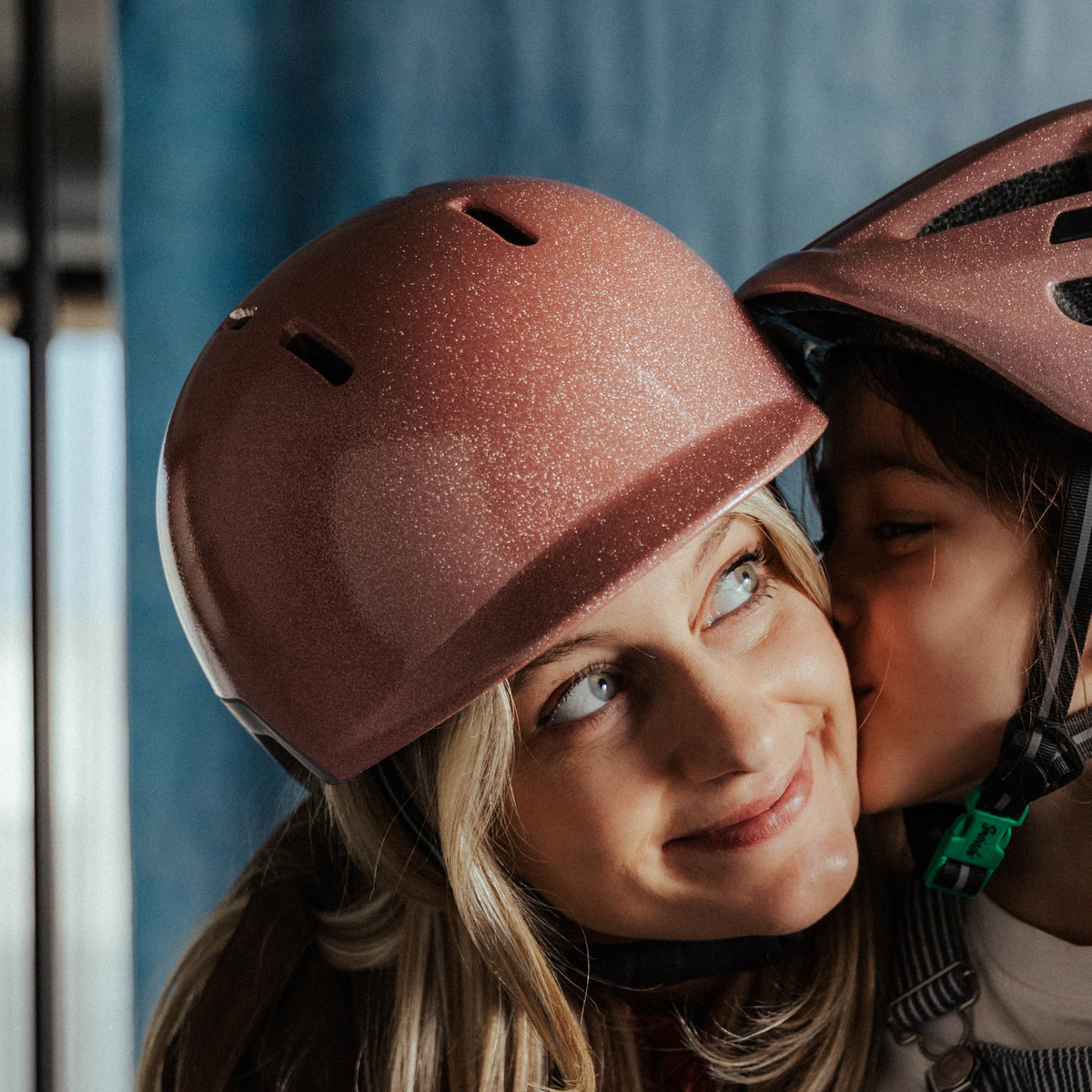 Een stijlvolle fietshelm voor mama en een voor dochterlief, in dezelfde kleur en reflecterend